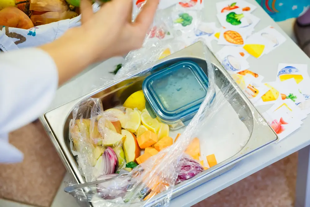 Tavă cu fructe și legume tăiate bucăți, pregătite pentru degustare