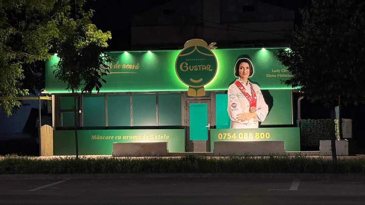 Fațada Gustar pe Bd. Socola, seara